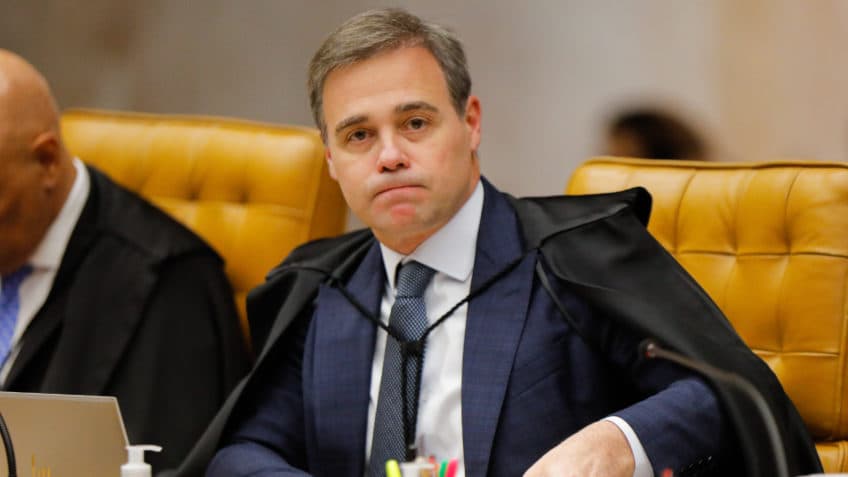 Mendonça amplia influência no STF e passa a relatar investigações do Master, INSS e Dark Horse