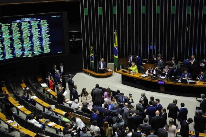 Relator de PEC afrouxa comando para limitar supersalários na administração pública