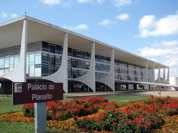 Sob queixas, Casa Civil desacelera até projetos já anunciados por Lula enquanto tenta blindar o presidente