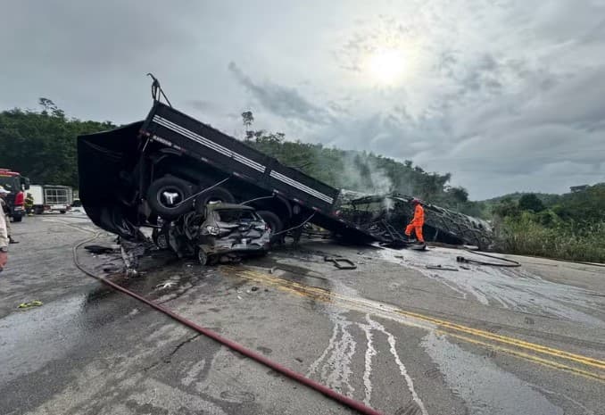 Sobe para 41 número de mortos em trágico acidente na BR-116 em MG; motorista de carreta segue foragido