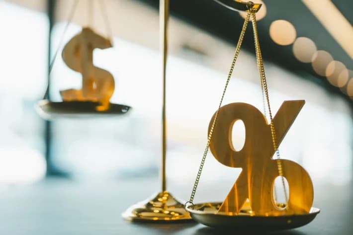 Juros disparam com largada do dólar a R$ 6,16; veja