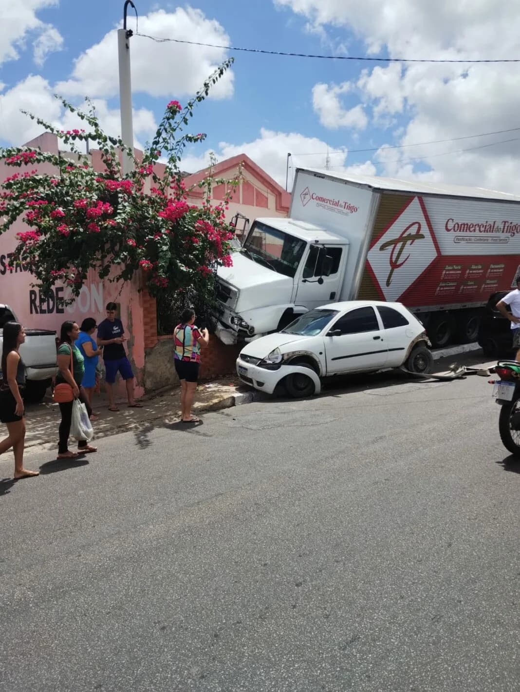 Caminhão perde controle, bate em carros e destrói muro de casa na Grande Natal
