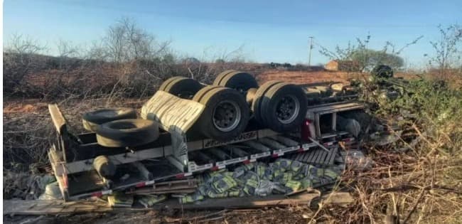 Caminhão sai da pista e capota nas margens na BR-226 no interior do RN