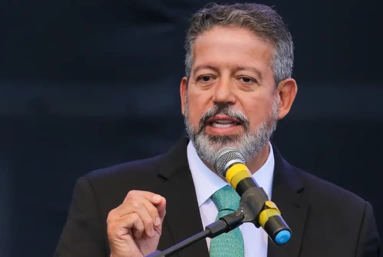 Lira interrompe recesso e convoca reunião com líderes três após Dino bloquear emendas parlamentares