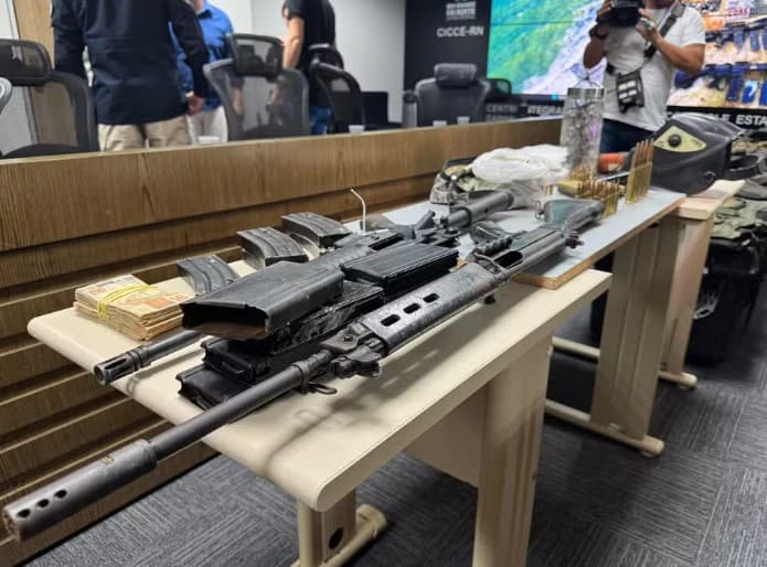 Quadrilha que roubou carro-forte e assaltou lanchonete em Natal tinha vasto material explosivo e armamento para derrubar até helicóptero, diz polícia