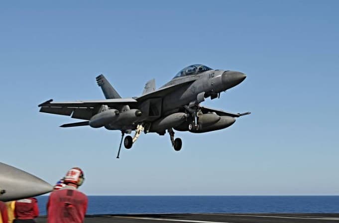 ‘FOGO AMIGO': Navio dos EUA abate caça americano por engano no mar Vermelho; pilotos são resgatados