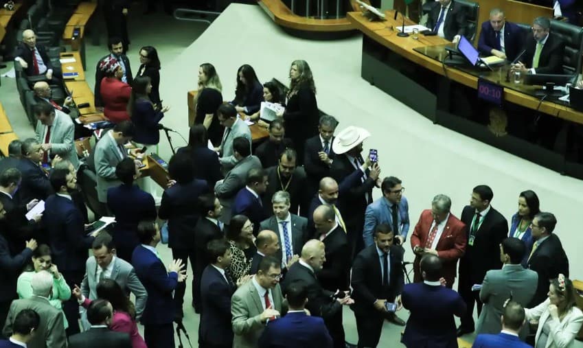 Câmara responde a Dino e diz que líderes cumpriram lei sobre emendas