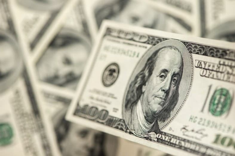 Dólar fecha em nova alta, a R$ 6,18, segundo maior valor da história