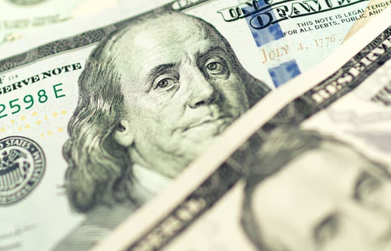 Dólar bate R$ 6,30, mas recua com leilões de US$ 8 bilhões do BC; pacote fiscal segue no radar