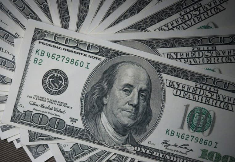 Dólar se mantém acima de R$ 6 mesmo com leilão do Banco Central para tentar conter a sequência recente de altas