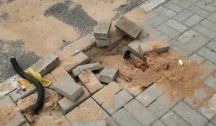 FOTOS: Criminosos furtam fios de postes e deixam rua sem iluminação na Praia do Meio