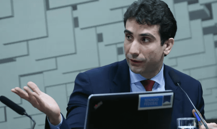Em meio a alta do dólar, Galípolo diz que BC não vai segurar moeda ‘no peito'