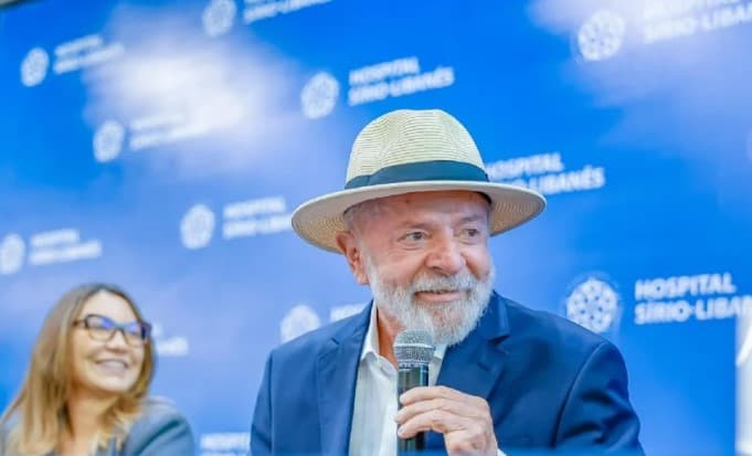 De chapéu e se referindo à cirurgia, Lula fará pronunciamento em cadeia nacional nesta segunda (23); saiba detalhes
