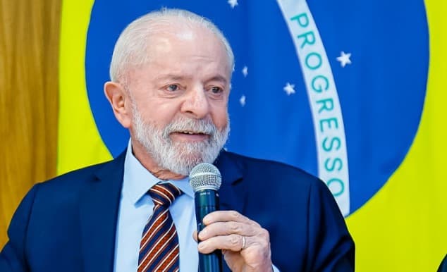 Lula assina nova legislação para reajuste do salário mínimo com teto de 2,5%