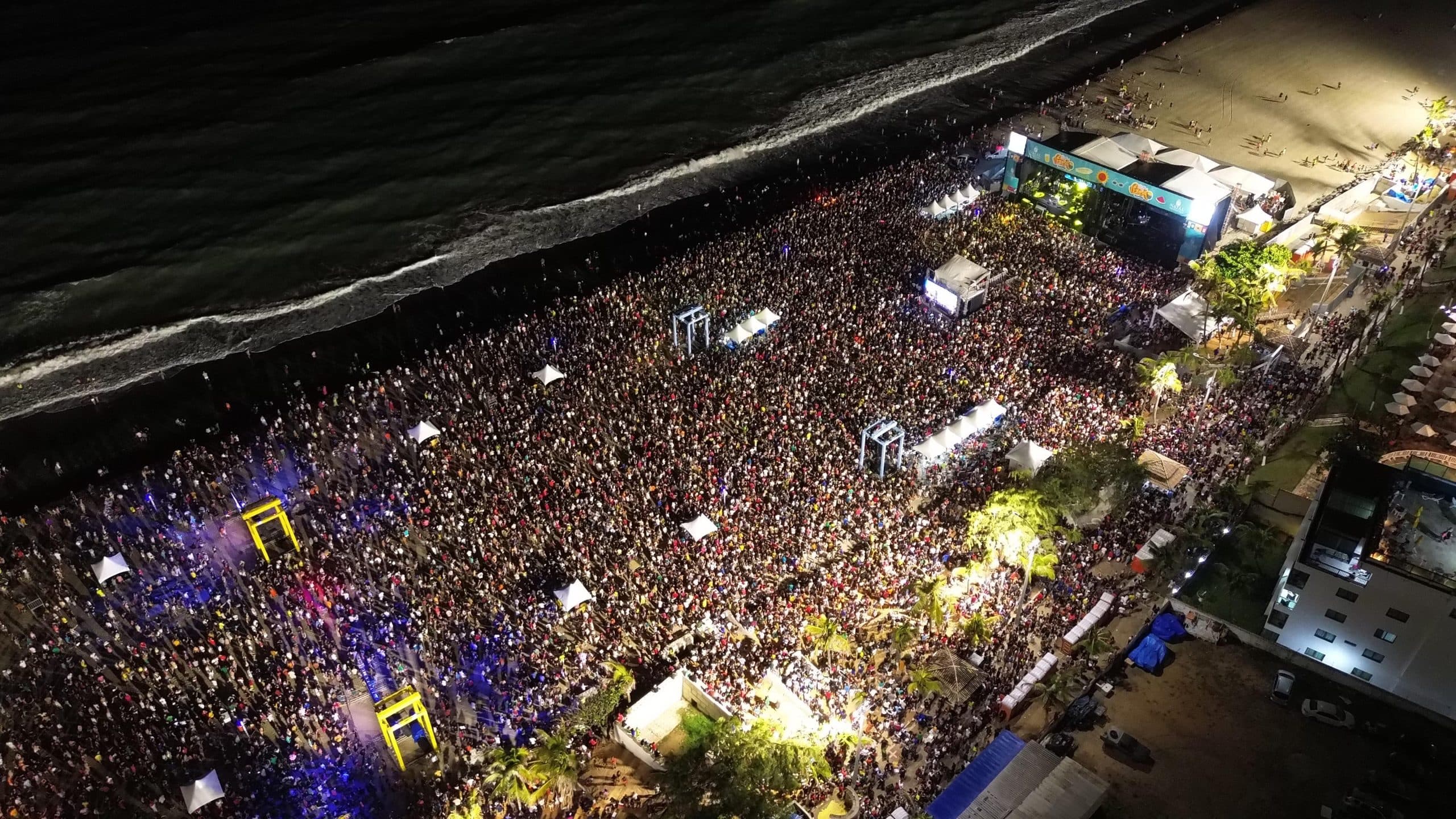 Mais de 70 mil pessoas curtem a 2ª noite de shows do Festival Vem Verão na Praia de Ponta Negra
