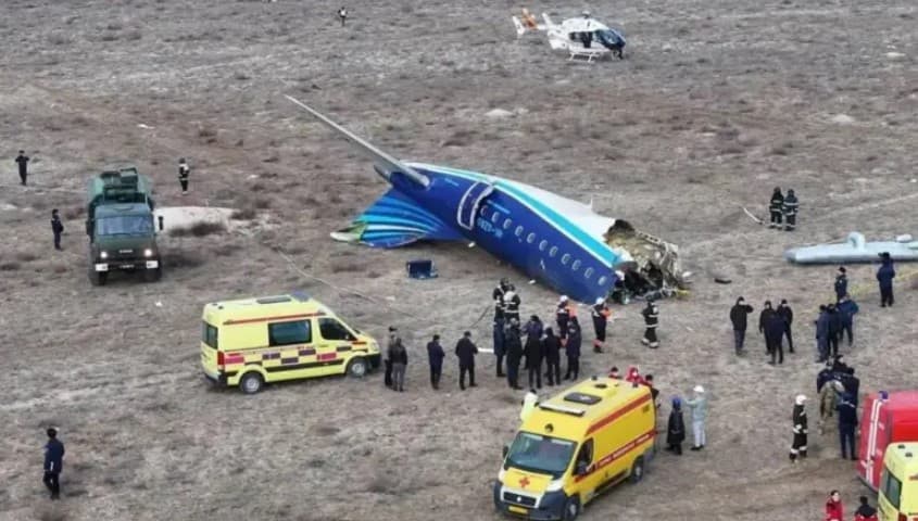 VÍDEO: Avião fabricado pela Embraer cai com 67 pessoas no Cazaquistão; 28 sobreviveram