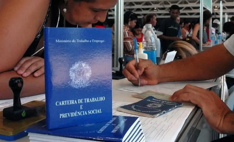 Desemprego cai a 6,1% no trimestre terminado em novembro e segue no menor patamar da história, diz IBGE