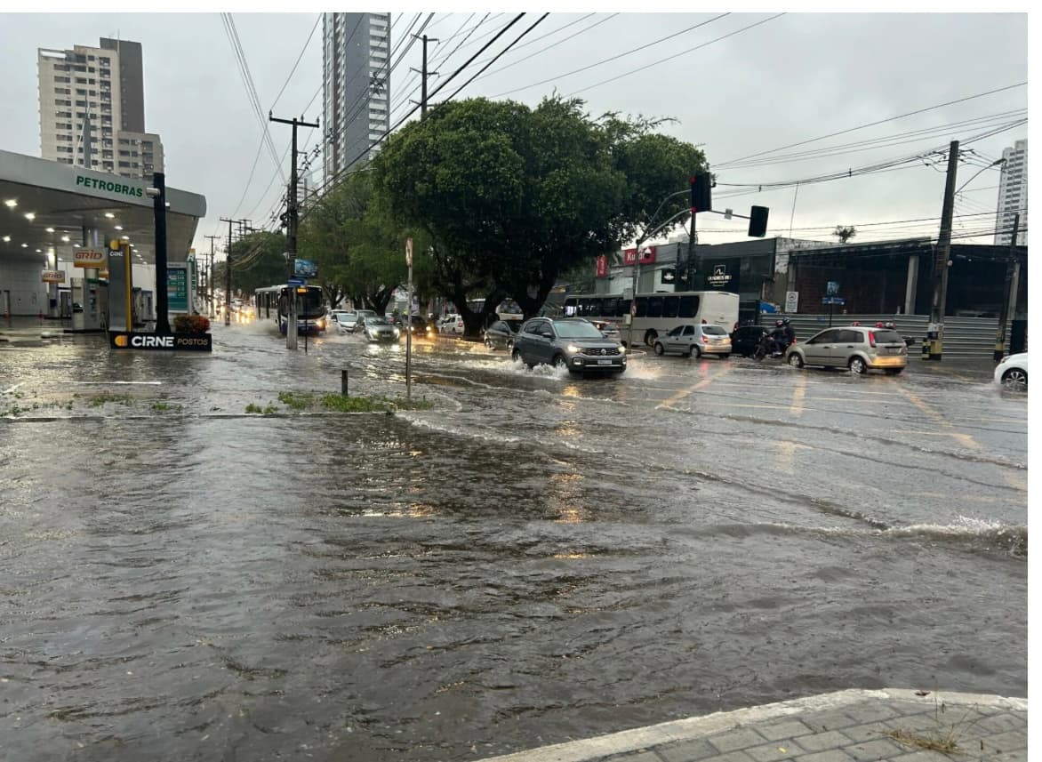 Chuva causa alagamentos e deixa trânsito lento na Grande Natal