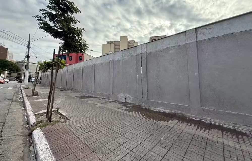 Prefeitura de SP constrói muro de 40 metros de extensão e confina Cracolândia; ativistas reclamam