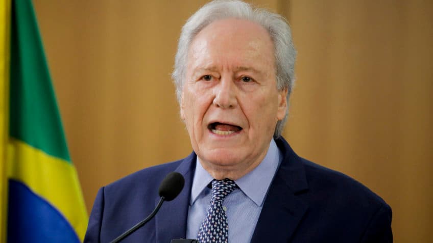 Enquanto o Rio pegava fogo, ministro da Justiça curtia homenagem em Fortaleza