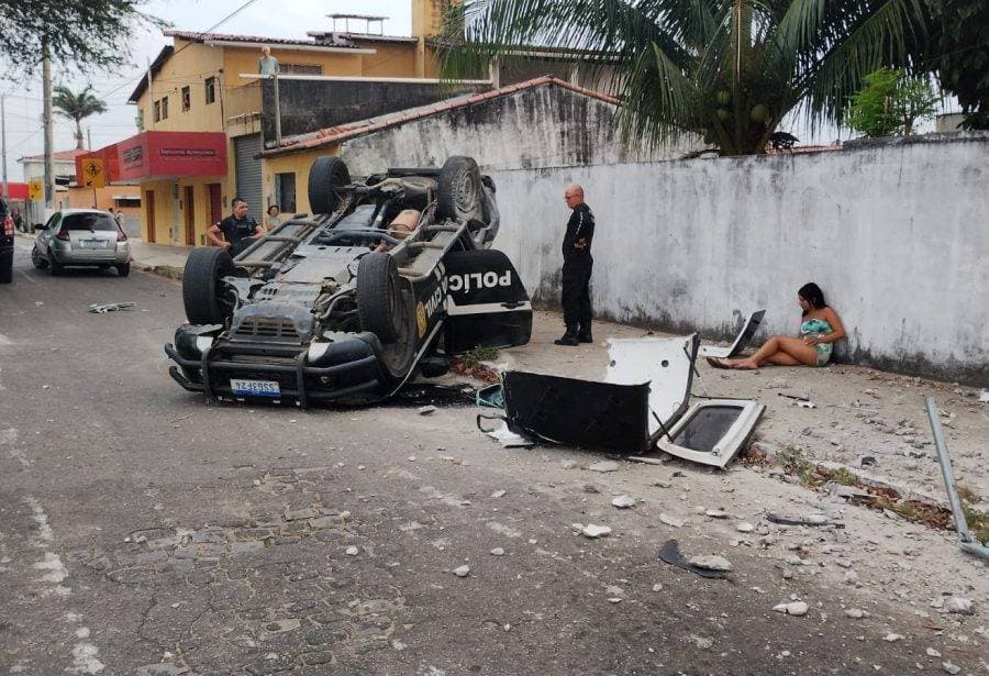 VÍDEO E FOTOS: Confira o momento em que a viatura que conduzia presos capotou após acidente