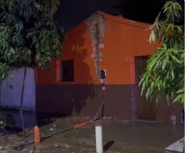 Raio atinge casa durante chuva no interior do RN