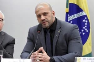 Moraes dá 48h para defesa de Daniel Silveira entregar arma à Justiça