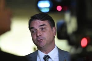 Flávio Bolsonaro processa Haddad por acusação sobre rachadinha
