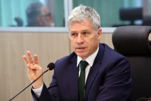 Governo não cogita mudar regras sobre validade de alimentos, diz ministro após polêmica