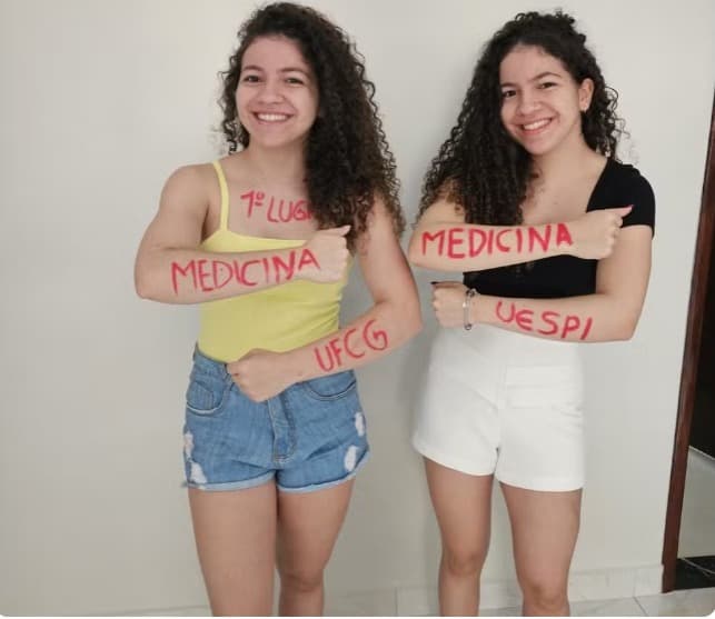 Irmãs gêmeas do interior do RN são aprovadas em medicina após três anos de estudos: ‘Somos parte uma da outra'