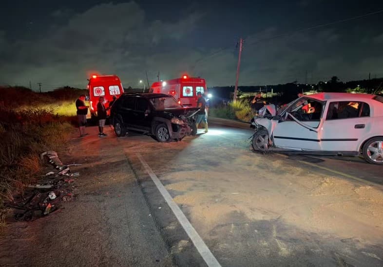 FOTOS: Acidente em Macaíba envolvendo carros e moto deixa cinco feridos