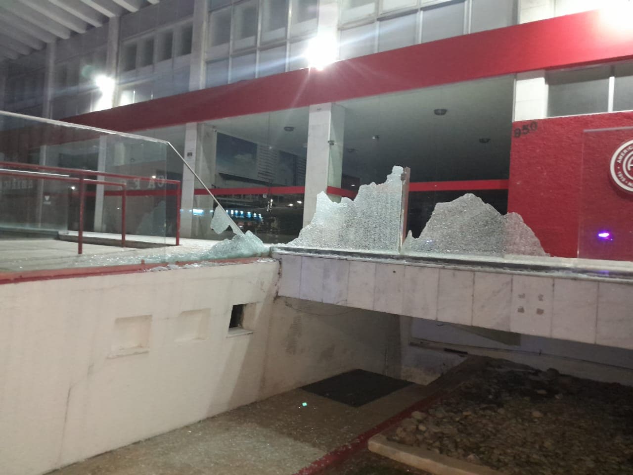 VÍDEO: Sede do América é alvo de vandalismo e depredação na madrugada deste sábado (25)