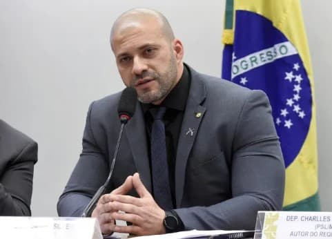 Defesa de Silveira pede a Moraes para que o ex-deputado seja solto com base no indulto natalino assinado por Lula; entenda