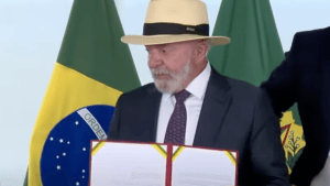 Lula nega interferência e diz que vetar celular em escolas é educar