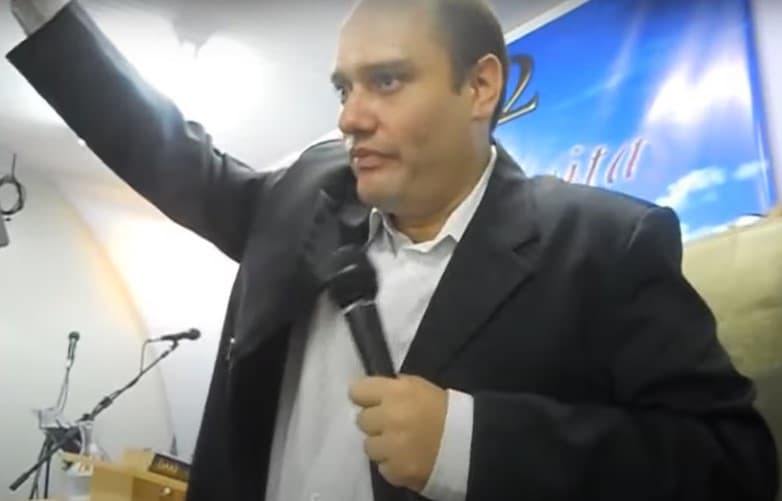 Pastor que diz ter poderes de fazer nascer dentes, reconstruir seios e fazer cego voltar a enxergar vira réu por estelionato