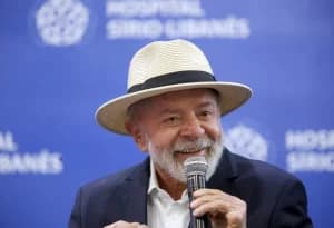 Lula sanciona projeto de lei que proíbe celulares nas escolas nesta segunda-feira (13)