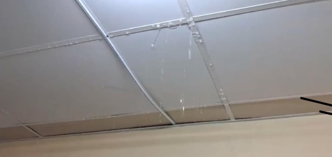 Fortes chuvas provocam infiltração em UTI do Hospital Walfredo Gurgel