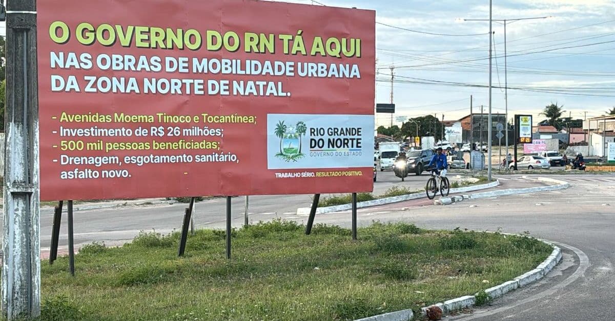 Placa de publicidade do governo atrapalha visibilidade e gera reclamações de motoristas