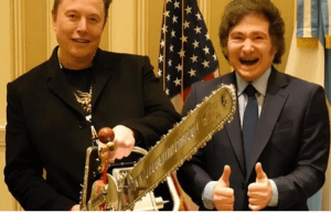 Nos EUA, Milei encontra Musk e o presenteia com motosserra