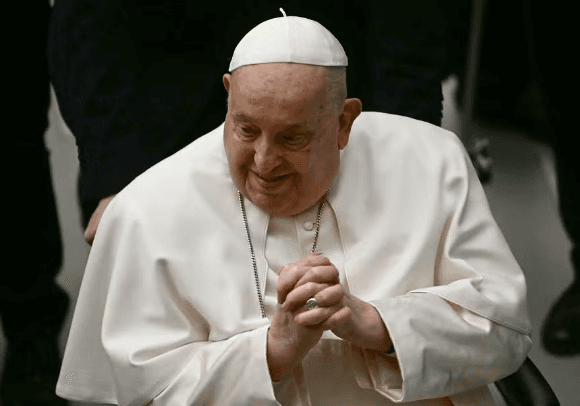 Após sair de ‘estado crítico', papa Francisco tem boa noite de sono, diz Vaticano