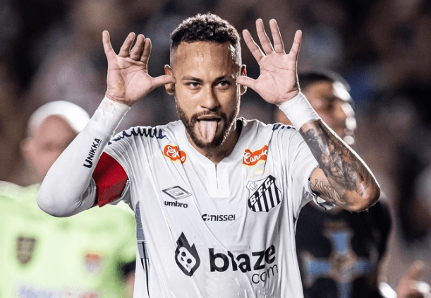 VÍDEO: Torcida provoca Neymar, que dá assistência e faz gol na sequência