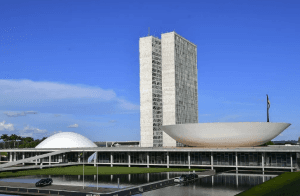 Sem regulamentação, Congresso acumula projetos sobre licença-paternidade