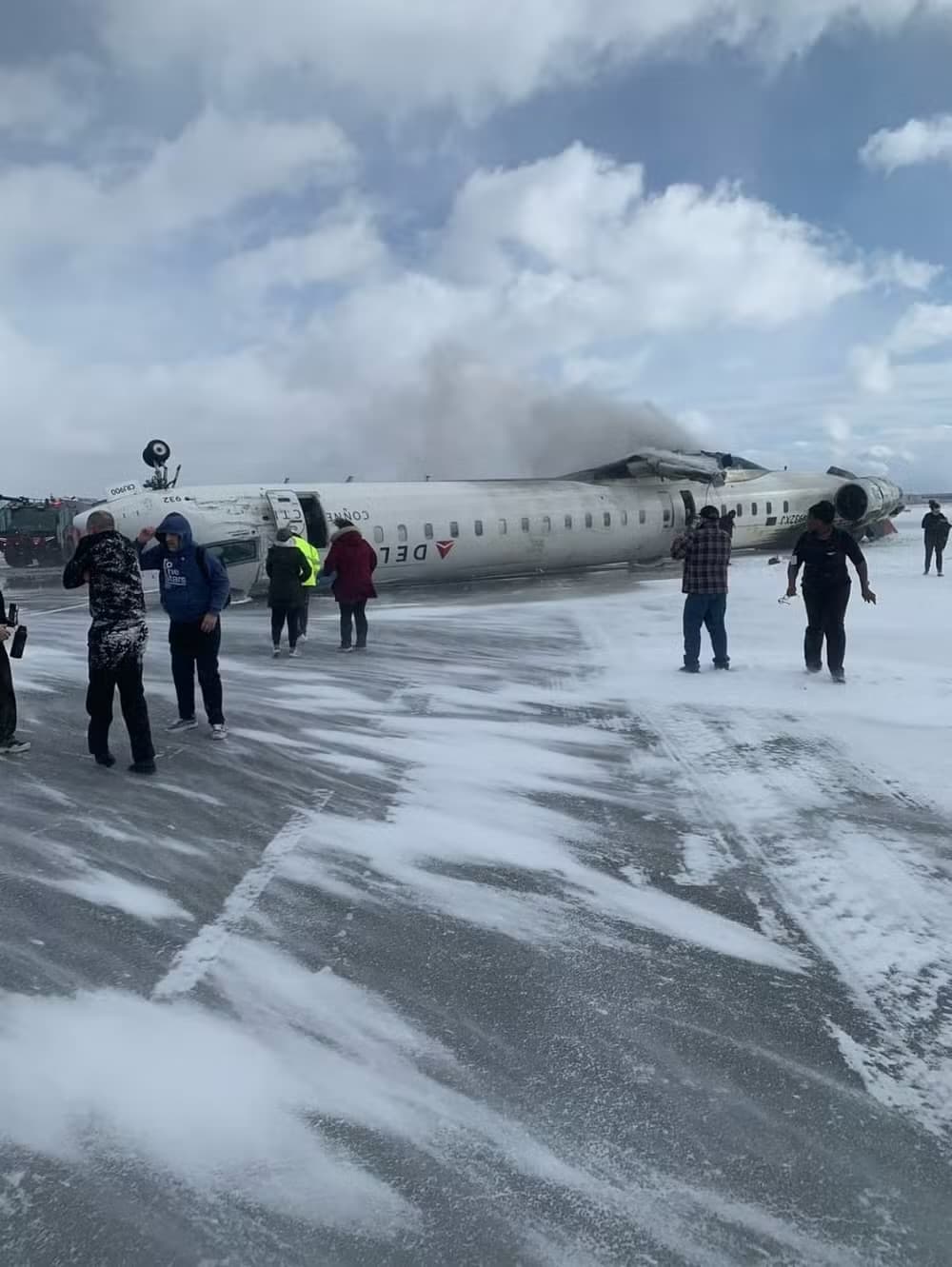 Avião da Delta se acidenta e capota durante pouso em Toronto; serviços de emergência atuam, e há feridos