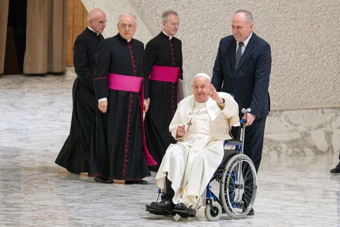 Vaticano atualiza estado de saúde do papa Francisco: “Segue crítico”