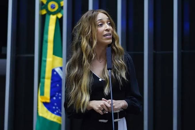 Deputada protocola na Câmara a PEC pelo fim da escala 6 x 1