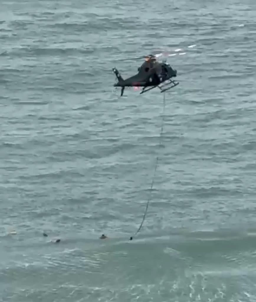(VÍDEO) Veja momento em que helicóptero dos bombeiros realiza resgate em praia de Areia Preta