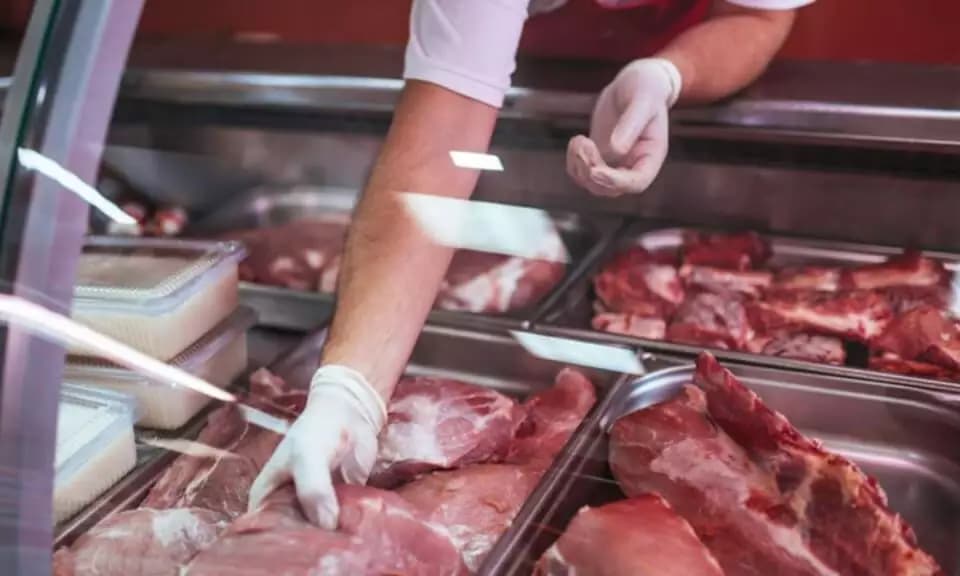 Lula mente sobre ‘queda de 30%’ no preço da carne, em 2023