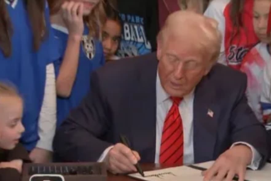 Trump assina ação executiva proibindo mulheres trans em esportes femininos