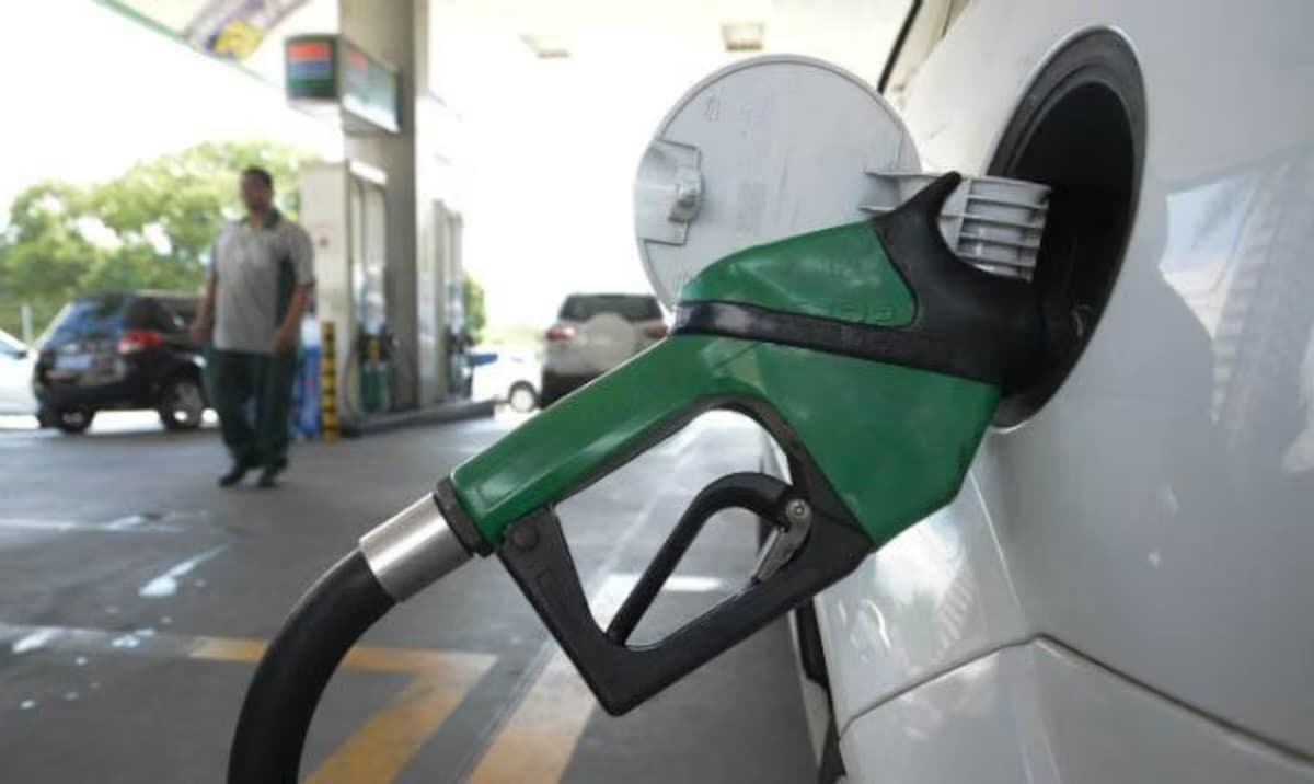 Gasolina alcança o maior valor sob Lula ao subir mais do que o esperado após aumento de ICMS