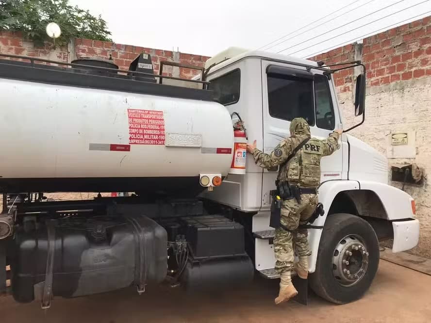 Crime organizado no Brasil já ganha mais com combustível do que com o tráfico de cocaína, aponta estudo